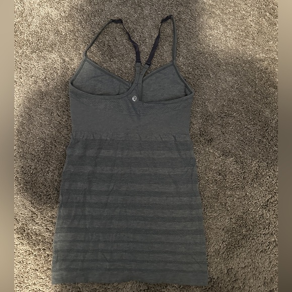 Lululemon tank top worn very little. Excellent condition. xxs or 00 - Picture 2 of 6